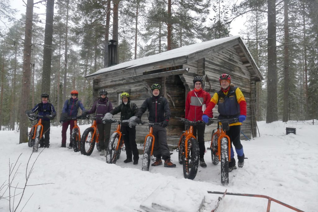 Läskipyöräilijät Teerilmmin autiotuvalla.